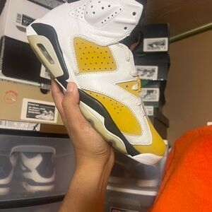 Air Jordan retro 6 yellow orche size 10 used